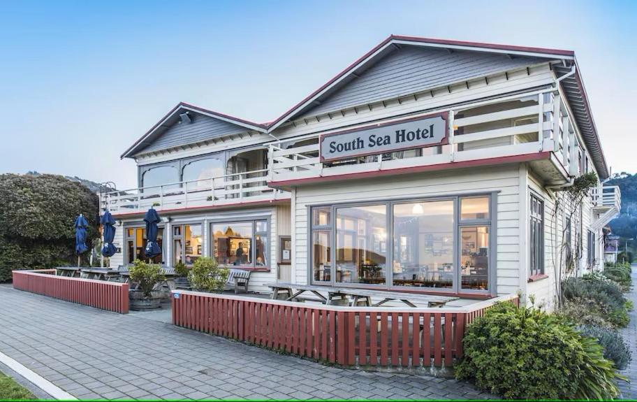 South Sea Hotel - Stewart Island Half-moon Bay Exterior photo